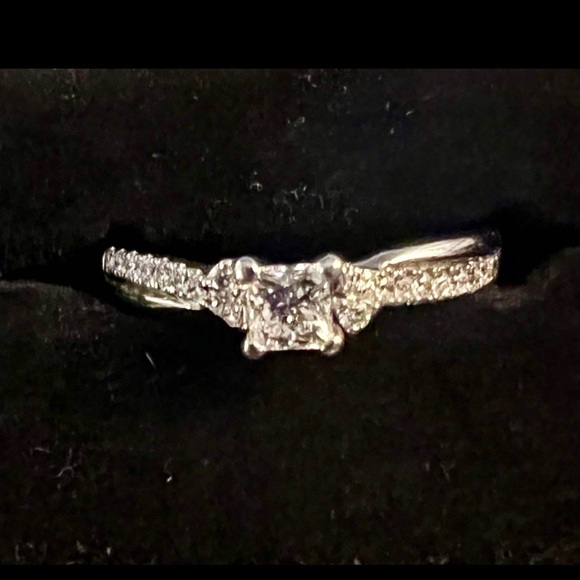 Elegant Diamond Ring - Picture 4 of 4